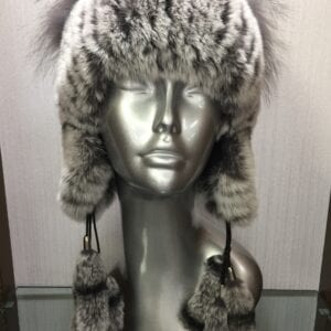 mannequin wearing knit gray double pom hat